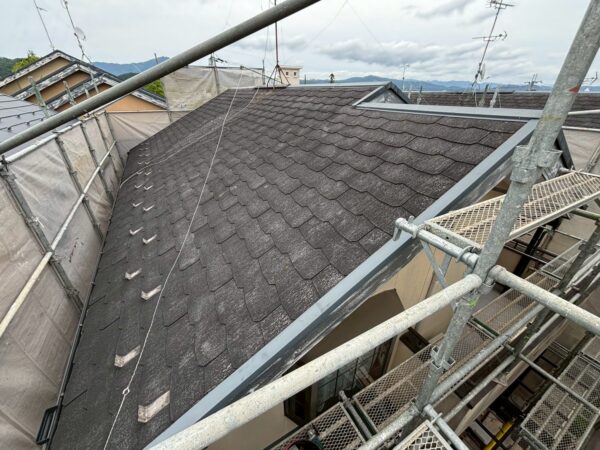 京都市北区にて屋根修理〈築20年戸建て、スーパーガルテクトへのカバー工法〉の施工前写真